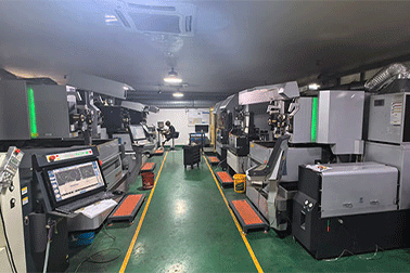 Injection molding process - hot cutting inside the mold